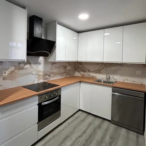 Cocina de carpintería a medida en blanco con encimera madera - David Carpintería Cocina en L con mobiliario de carpintería blanco y encimera efecto madera