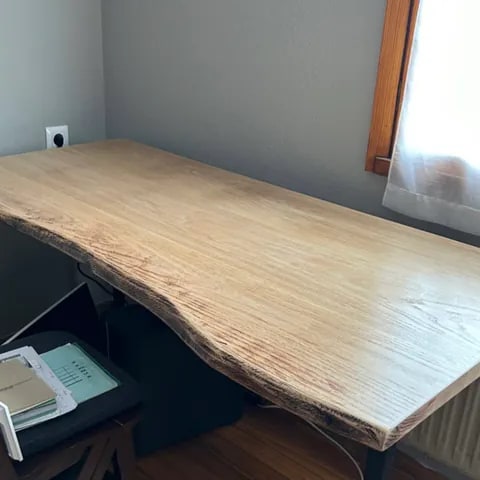 Mesa de carpintería a medida en madera maciza con canto natural - David Carpintería Mesa de madera maciza con canto natural y acabado artesanal
