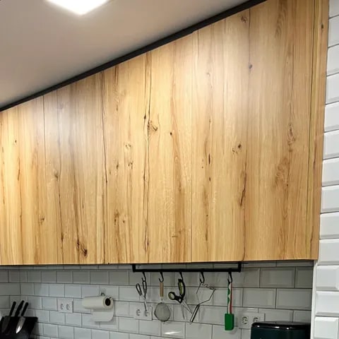 Mobiliario alto de carpintería en madera natural para cocina - David Carpintería Muebles altos de cocina en madera con acabado natural y diseño sin tiradores