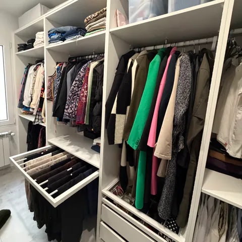 Interior de vestidor de carpintería a medida con módulos organizados - David Carpintería Vestidor a medida con barras para colgar, cajones y organización interior